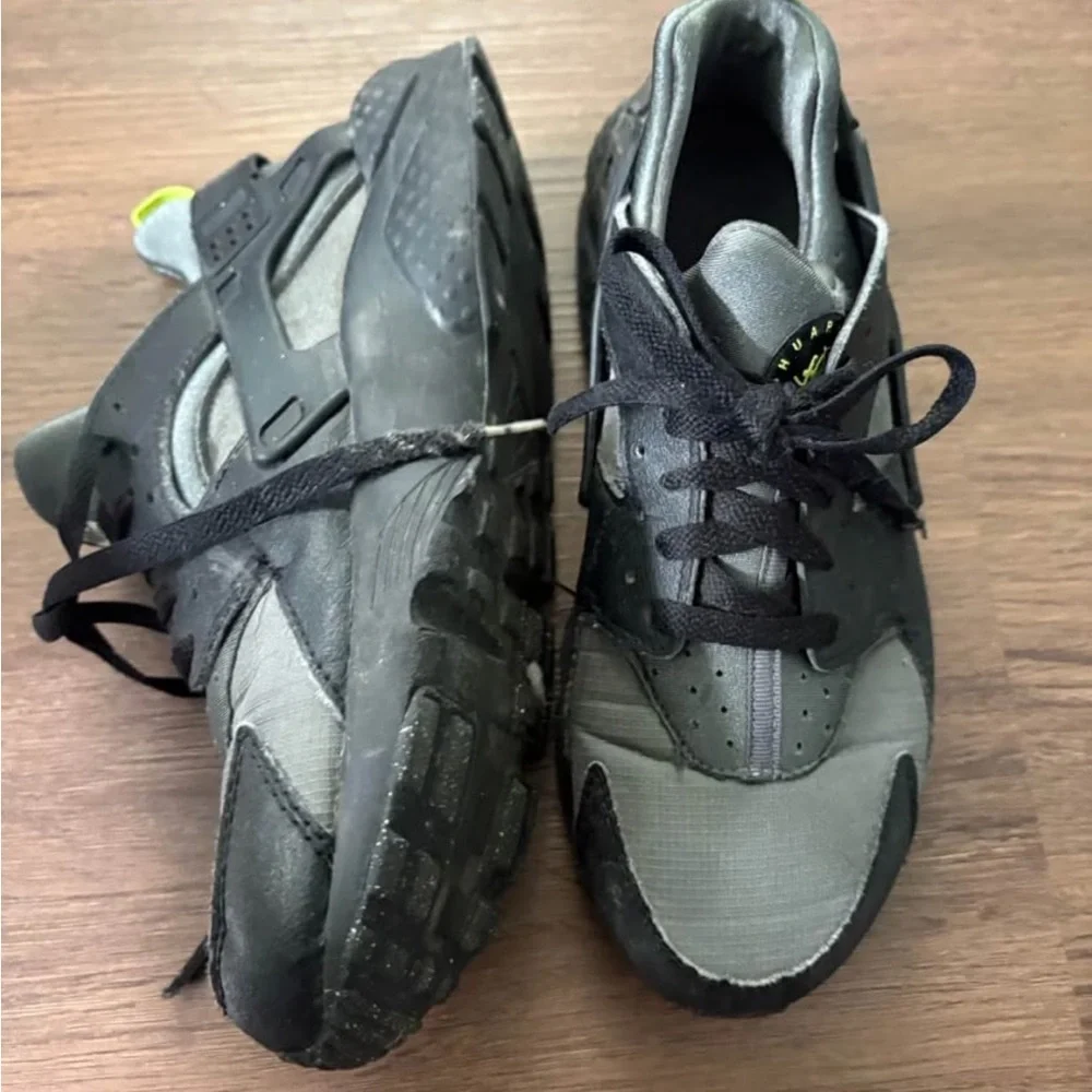 NIKE Black/Gray Huarache sneakers kids size 7y